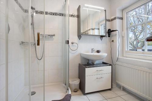 a bathroom with a shower and a sink at Bäckerhus - Ferienwohnung 1 in Wiek auf Rügen