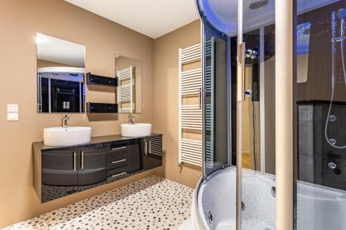 a bathroom with two sinks and a shower at Zum Holzknecht in Willingen