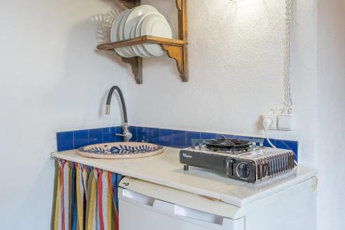 a kitchen with a sink and a toaster on a counter at Buhardilla La Prensa in Sorvilán