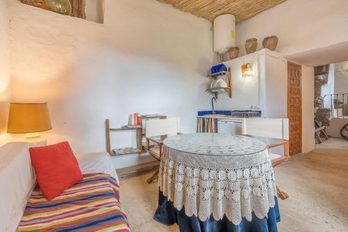 a living room with a table and a couch at Buhardilla La Prensa in Sorvilán