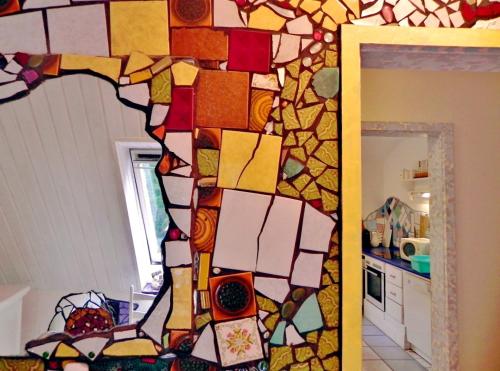 a stained glass window in theoyer of a kitchen at Ferienwohnung Mulleby in Süderhackstedt