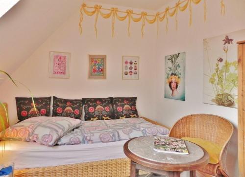 a bed in a room with a table at Ferienwohnung Mulleby in Süderhackstedt