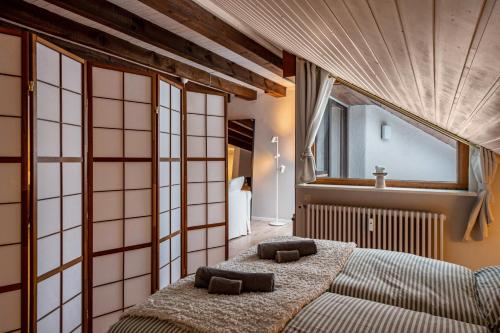 a bedroom with two beds and a window at Köhlerstube Todtmoos in Todtmoos