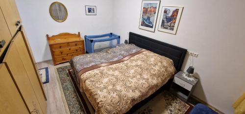 a bedroom with a bed and a dresser in it at Ferienwohnung Wyss - Wolfach in Untertal