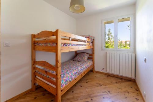 En eller flere senge i et værelse på Maison Monteux