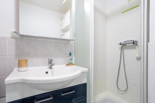 a bathroom with a sink and a shower at Appartement Guillaume vue mer in Trégunc