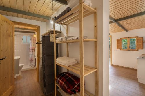 a room with bunk beds in a cabin at Finca Oasis Samuel in Garachico