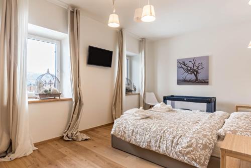 a bedroom with a bed and a window at Wellness Lodge Riccardo in Santa Giuliana