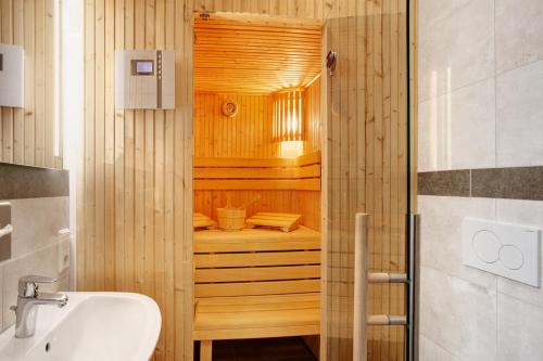 ein Badezimmer mit Sauna und Waschbecken in der Unterkunft Bergchalet 20 mit Sauna in Heringhausen