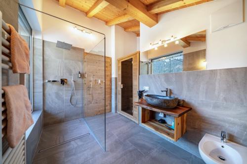 un bagno con lavandino e doccia in vetro di Eggerhof Suite a Verano