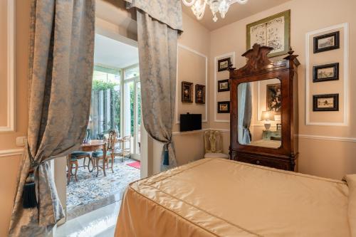 a bedroom with a bed and a mirror at Villa Manuela Flat in Chiesina Uzzanese