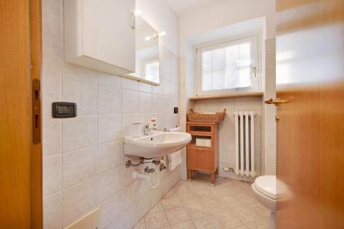 a bathroom with a sink and a toilet at Rustico alle Fornare in Torri del Benaco