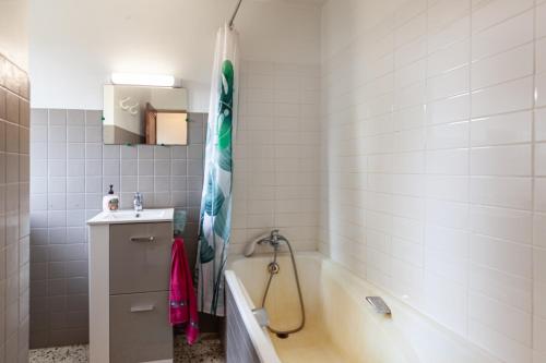 un bagno con vasca e lavandino di La Clavelle a Sanary-sur-Mer