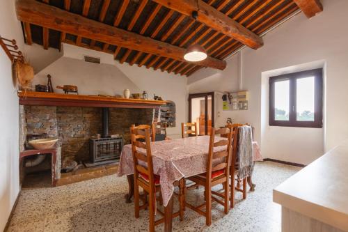 una sala da pranzo con tavolo e camino di La Clavelle a Sanary-sur-Mer