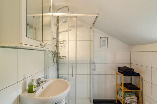 a bathroom with a sink and a shower at Krummes Häusschen an der Nordsee in Großheide