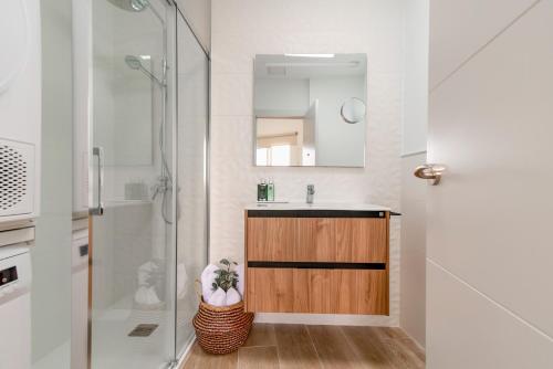 a bathroom with a sink and a shower at Flamboyan 3 in Telde