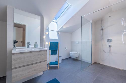 a bathroom with a sink and a toilet at Ferienwohnung Rudi in Taching am See