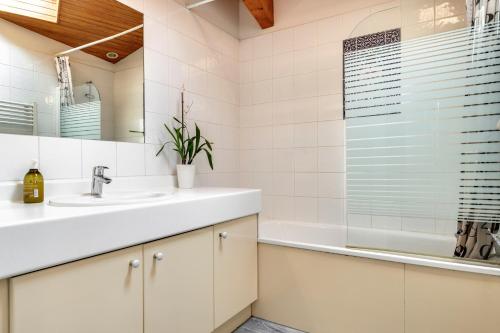 a bathroom with a sink and a tub at A Bordeaux, Climatisée avec billard in Le Bouscat