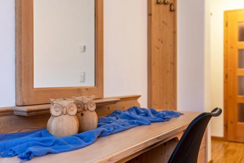 two vases sitting on top of a table with a mirror at Apartment Funtnatsch in Laion