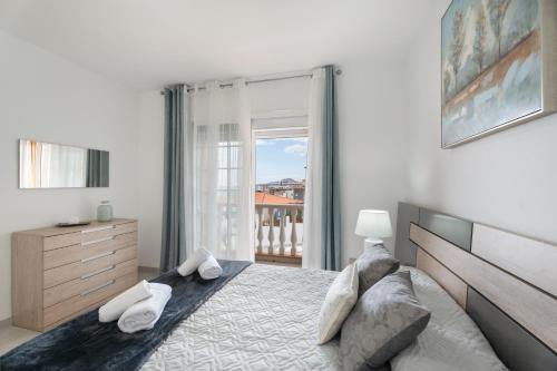 a bedroom with a large bed and a large window at Villa en Las Caletillas in Punta Larga