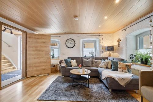 a living room with a couch and a table at Ferienhaus Alte Wognerei in Fuchsmühl