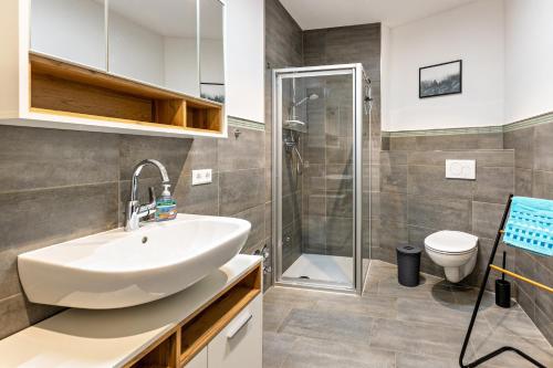 a bathroom with a sink and a shower at Apfelkiste in Meßstetten