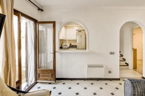 a room with white walls and an open door at Casa de Riells in L'Escala