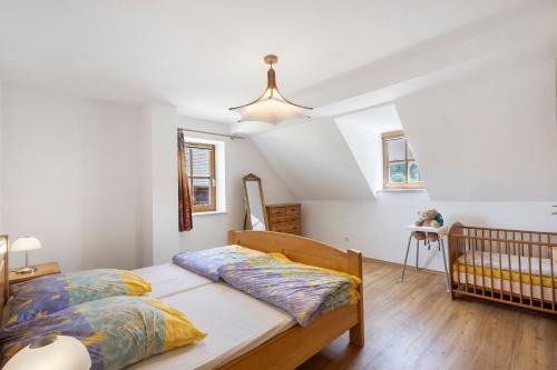 a bedroom with two beds and a crib at Ferienwohnung Weiden in Weiden