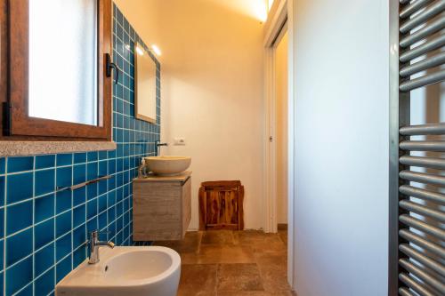a bathroom with a sink and a mirror at Stazzo Jana in Trinità d'Agultu e Vignola