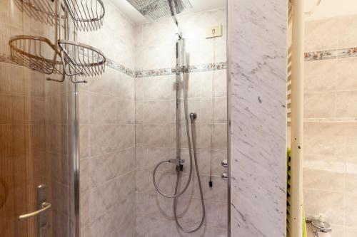 a shower with a glass door in a bathroom at Casa Umbé in Pietrasanta