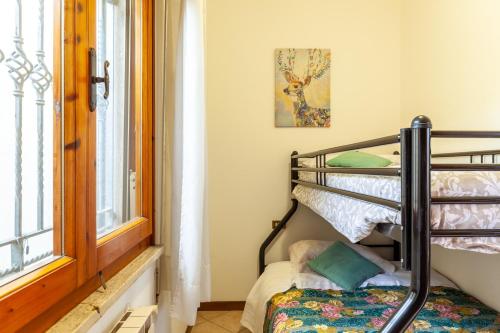 a room with two bunk beds and a window at Casa Umbé in Pietrasanta