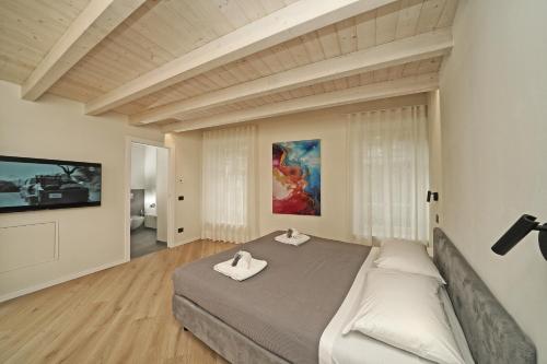a bedroom with a bed with two white towels on it at Aa Imbarcadero apartments in Salò