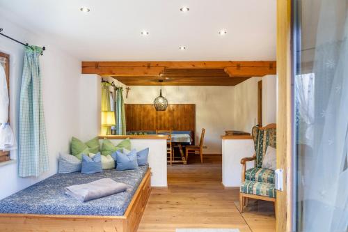 a living room with a couch and a table at Ferienwohnung Kraus Eibsee in Grainau