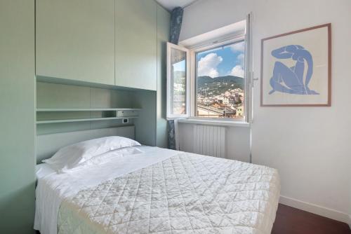 a bedroom with a bed and a window at Appartamento Gabbiano in Rapallo