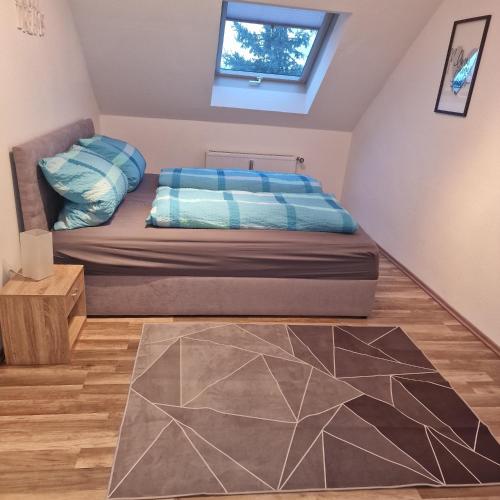 a small bedroom with a bed and a window at Fränkisch wohnen bei Mela in Litzendorf