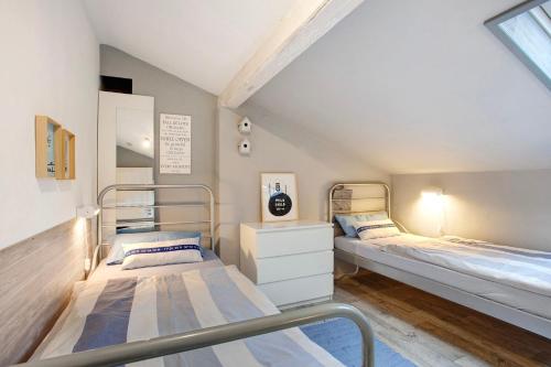 two beds in a small room with a window at Ferienwohnung Pöttner in Germete