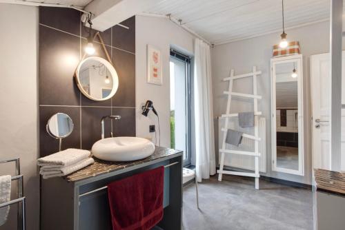 a bathroom with a sink and a mirror at Ferienwohnung Pöttner in Germete