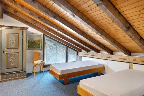 a bedroom with two beds and a table and a chair at Deluxe Apartment Ferienwohnung in Wieden