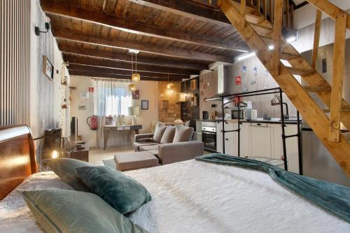 ein Schlafzimmer mit einem großen Bett und ein Wohnzimmer in der Unterkunft Recanto Do Pinhal E Mar in Carriço