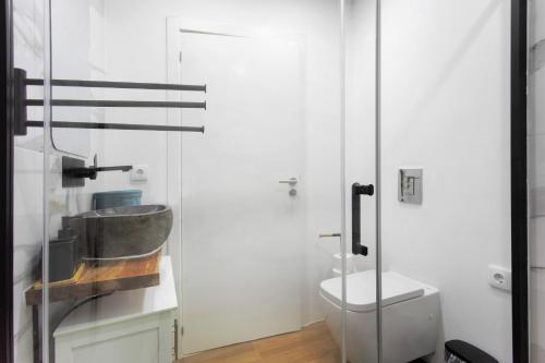 ein Badezimmer mit Waschbecken und Toilette in der Unterkunft Recanto Do Pinhal E Mar in Carriço