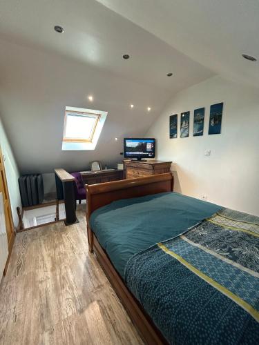 เตียงในห้องที่ Petit Duplex Proche Mer