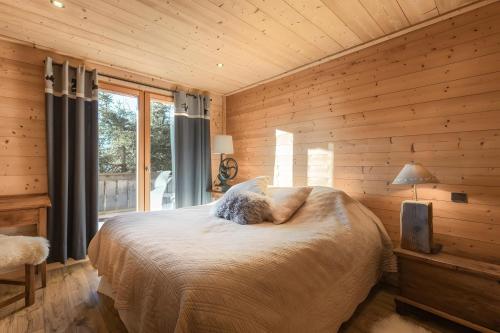 En eller flere senge i et værelse på Chalet Velajule