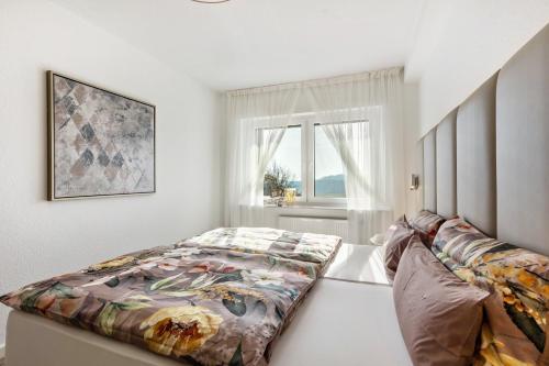 a bedroom with a bed and a window at Fewo Auszeit zum Anspel in Medebach