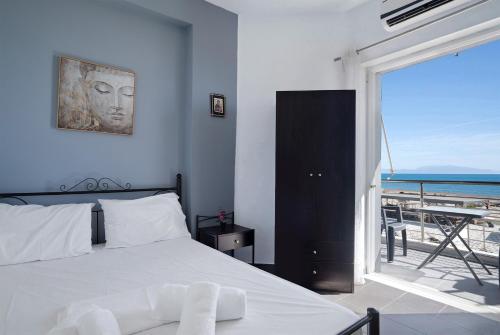 una camera da letto con un letto e vista sull'oceano di Iguana studio 3 a Preveza
