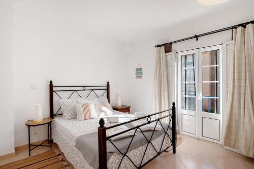 a bedroom with a bed and a window at Glamorous Villa T3 Praia Verde in Castro Marim