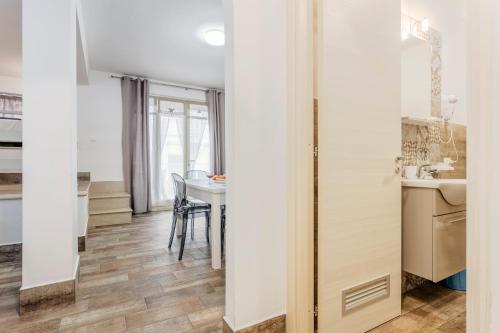 a kitchen and dining room with a table and a sink at Casavacanzefranca - 15 in Terrasini
