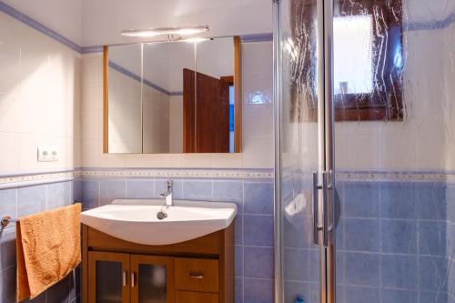 a bathroom with a sink and a shower at Can Ramon 1 in Sant Josep de sa Talaia