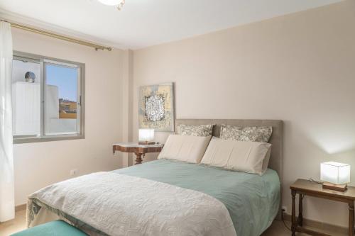 a bedroom with a bed and a window at Ático San Miguel vacacional in Gáldar