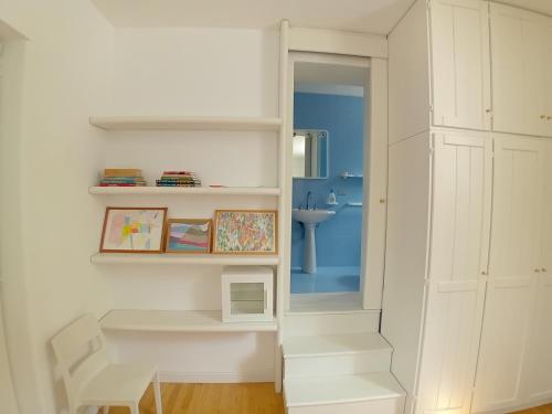 a white room with a desk and a mirror at Sud e Sole in Lecce