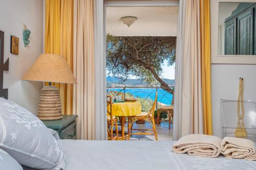 a bedroom with a bed and a view of a table at Bella Vista Marinella 1 in Olbia